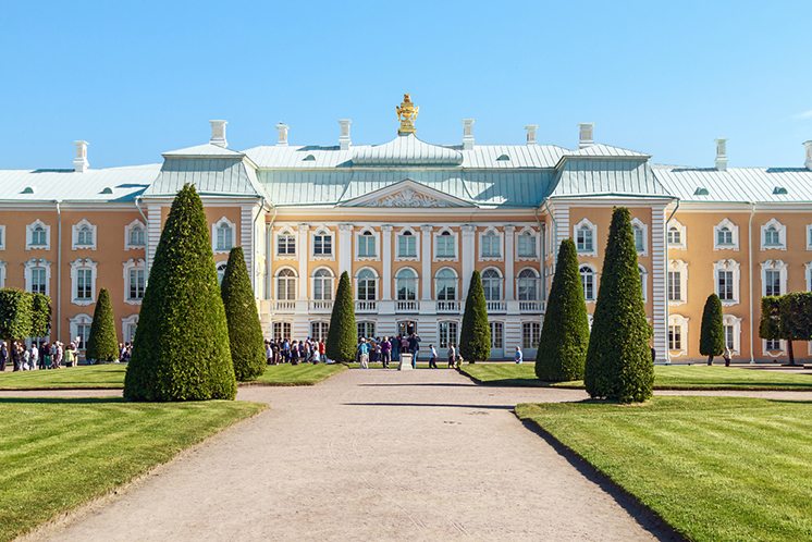 Tourists in Peterhof at the Grand Palace
