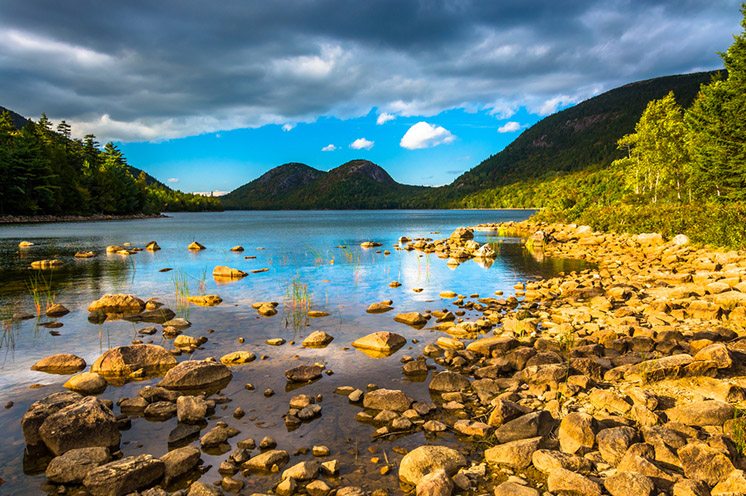 Jordan Pond and view of the Bubbles in Acadia National Park, Mai