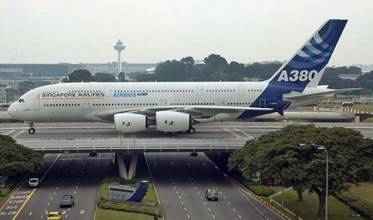 69-changi-airports-loading-bridge
